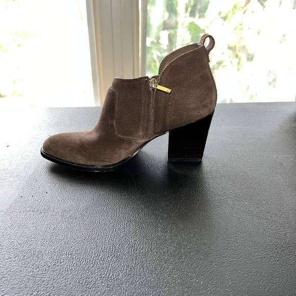 Marc Fisher LTD brown suede bootie heels with zipper, women’s size 6.5 - Picture 3 of 4
